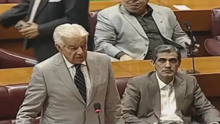 فیلڈ مارشل خطے میں امن کیلئے تہران گئے، مولانا کچھ شرم کرو حیا کرو کوئی معاہدہ نہیں ہو رہا تھا: خواجہ آصف